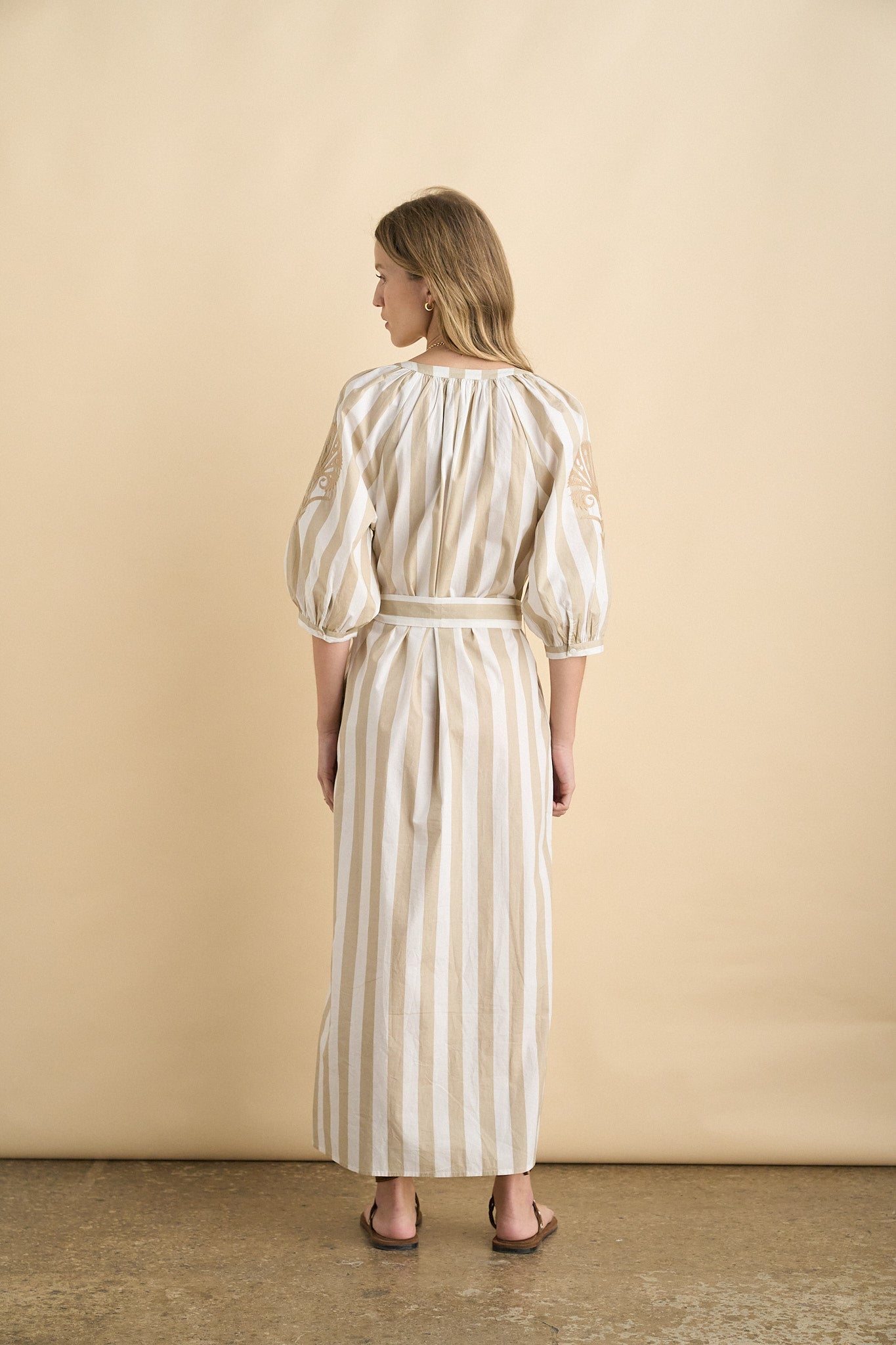 Serena dress sand